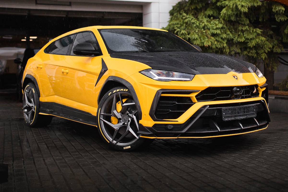 2020 Lamborghini Urus Road Test | How many bags of steer ...