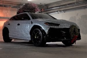 Lamborghini Urus SUV Sportwagen Geschenk Weihnachtsbaum Harrison Woodruff 1016 Industries Festbeleuchtung USA