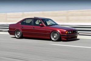 BMW E34 540i Limousine Tuning USA Leistungssteigerung Gewindefahrwerk Tieferlegung Felgen Innenraum-Veredelung