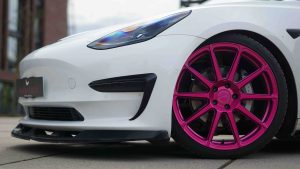 Barracuda meets time2drive: Pinke Project 2.0-Räder am Stromer Tesla Model 3