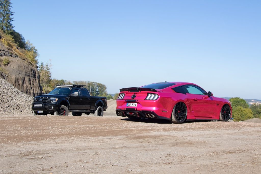 Ford Mustang GT Pink Pony Airride Luftfahrwerk Felgen Bodykit Folierung Innenraum-Veredelung US-Muscle Car