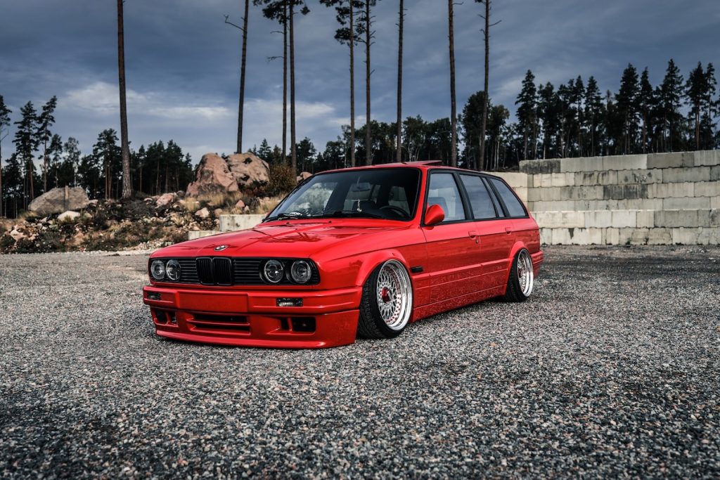 BMW E30 320i Touring Tuning Schweden Bodykit Felgen Tieferlegung Luftfahrwerk Custom-Innenausstattung Mittelklasse Kombi Klassiker Oldtimer