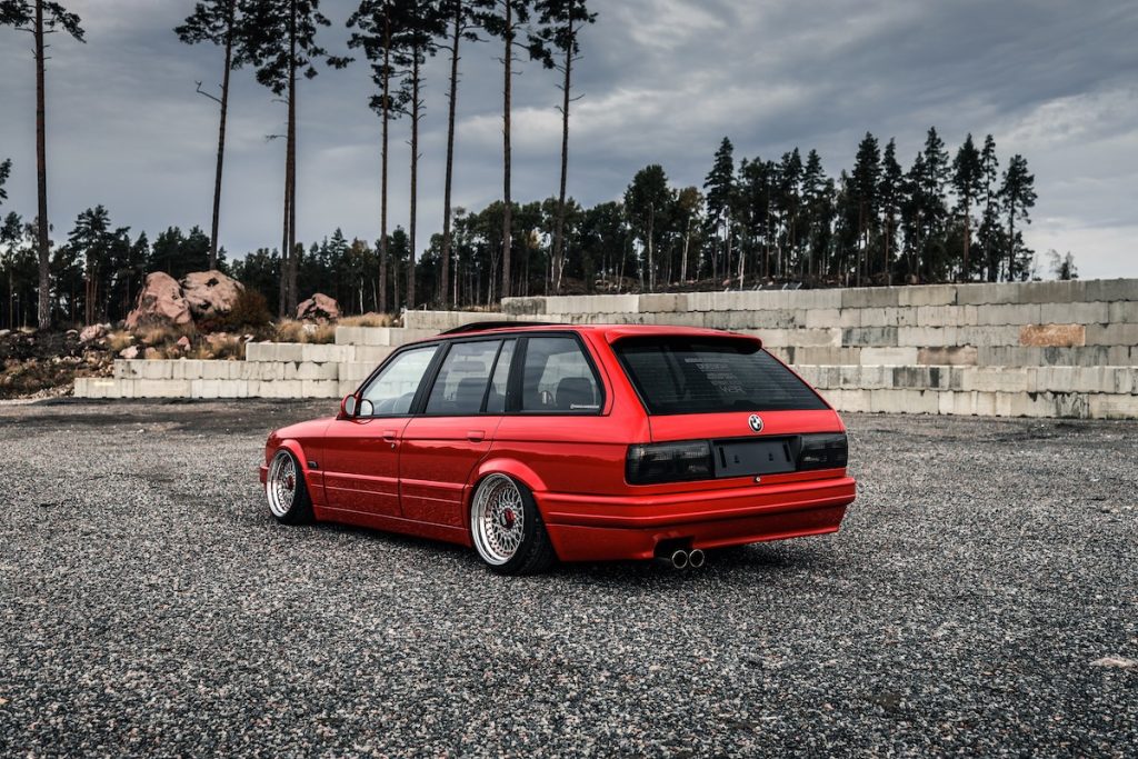 BMW E30 320i Touring Tuning Schweden Bodykit Felgen Tieferlegung Luftfahrwerk Custom-Innenausstattung Mittelklasse Kombi Klassiker Oldtimer