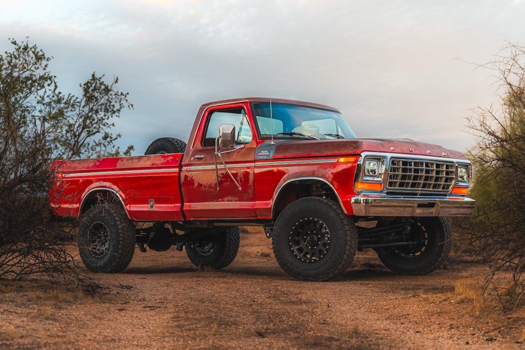 Fat Fender Garage Ford F-250 Ranger 4x4 Highboy Restomod Tuning SEMA Show 2024 Pick-up Trick Motor Fahrwerk Felgen Innenrausstattung