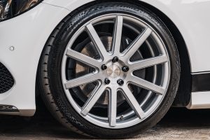 Cor.Speed Sports Wheels Deville Mercedes-Benz W205 C-Klasse Limousine Tuning Felgen Gewindefahrwerk Tieferlegung Racing Bolts