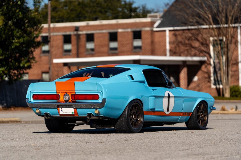 Ford Mustang Fastback 1968 Tuning Shelby-Look Karosserie-Umbau Gulf-Design Aluminator XS V8 Fahrwerk Felgen Bremsen Innenraum-Veredelung US-Muscle Car Coupé