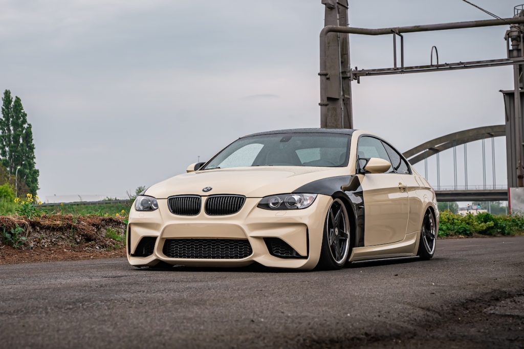BMW E92 320i Tuning Bodykit Umbau Karosserieteile Airride Luftfahrwerk Felgen Bremsen Innenraum-Veredelung