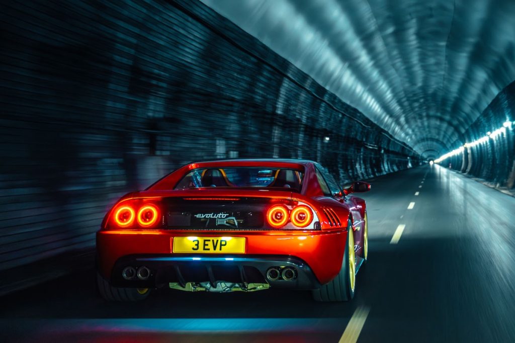 355 by Evoluto Restomod Mittelmotor-Sportwagen 90er Jahre Ferrari F355 Optimierung Modernisierung Motor Fahrwerk Bremsen Innenraum Neuausstattung Carbon-Karosserie Felgen