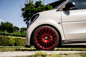 Rote OZ-Felgen und mehr für den Smart Fortwo 453