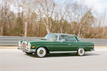 Retro Designs 1969 Mercedes-Benz W111 280 SE Coupé Restomod V8 Ottomotor Automatikgetriebe Felgen Restauration Fahrwerk Bremsen Innenraum-Veredelung Upgrade Oldtimer Klassiker Luxusklasse Limousine USA