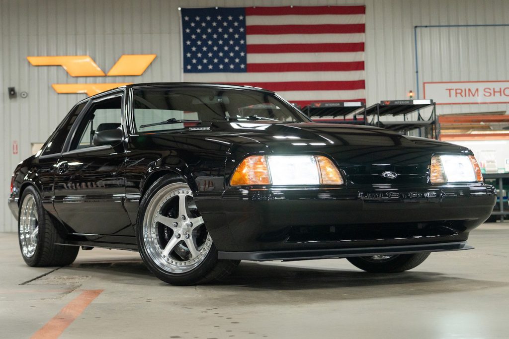 Velocity Ford Mustang LX Foxbody Tuning Restomod Coyote V8 Zehnstufen-Automatik Chassis Fahrwerk Felgen Bremsanlagen Innenraum USA SEMA Show
