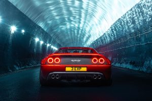 355 by Evoluto Restomod Mittelmotor-Sportwagen 90er Jahre Ferrari Optimierung Modernisierung Motor Fahrwerk Bremsen Innenraum-Neuausstattung Carbon-Karosserie Felgen