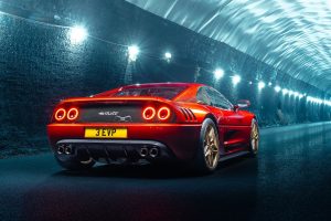 355 by Evoluto Restomod Mittelmotor-Sportwagen 90er Jahre Ferrari Optimierung Modernisierung Motor Fahrwerk Bremsen Innenraum-Neuausstattung Carbon-Karosserie Felgen