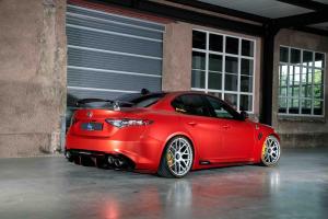 Alfa Romeo Giulia Quadrifoglio von JMS Fahrzeugteile und Schmidt Revolution