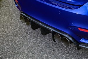 BMW F82 M4 blau Carbon