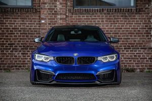BMW F82 M4 blau Carbon