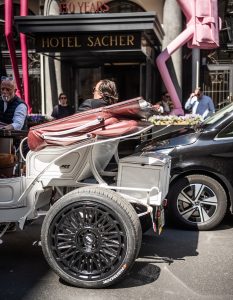 AEZ Hotrod-Fiaker Wiener Originale Kutsche mit Leichtmetallfelgen Tokio 23 Zoll Gewinnspiel