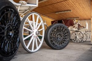 AEZ Hotrod-Fiaker Wiener Originale Kutsche mit Leichtmetallfelgen Tokio 23 Zoll Gewinnspiel