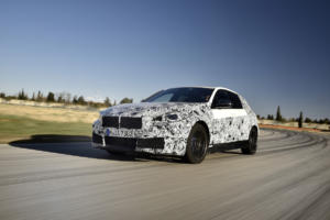 BMW 1er Kompaktklasse Neuheit Testfahrt Erprobung Miramas Frankreich Prototyp Vorserienfahrzeug