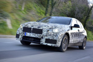 BMW 1er Kompaktklasse Neuheit Testfahrt Erprobung Miramas Frankreich Prototyp Vorserienfahrzeug