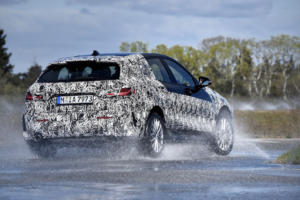 BMW 1er Kompaktklasse Neuheit Testfahrt Erprobung Miramas Frankreich Prototyp Vorserienfahrzeug