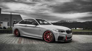 BMW M235i im Racing-Look auf candyroten ZP.08!