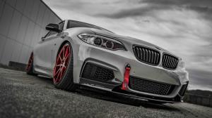BMW M235i im Racing-Look auf candyroten ZP.08!