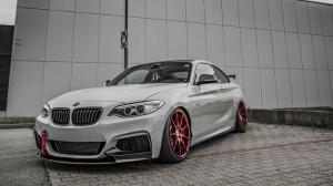 BMW M235i im Racing-Look auf candyroten ZP.08!
