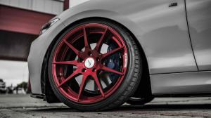 BMW M235i im Racing-Look auf candyroten ZP.08!