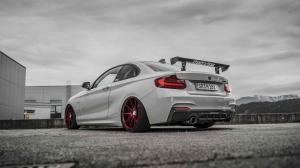 BMW M235i im Racing-Look auf candyroten ZP.08!