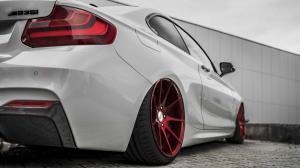 BMW M235i im Racing-Look auf candyroten ZP.08!