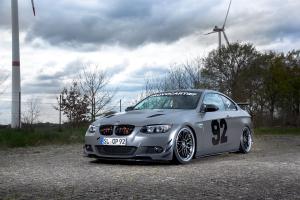 BMW E92 325d Tuning Bodykit Felgen Fahrwerk Tieferlegung Abgasanlage Innenraum-Veredelung Soundanlage