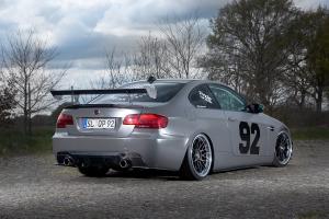 BMW E92 325d Tuning Bodykit Felgen Fahrwerk Tieferlegung Abgasanlage Innenraum-Veredelung Soundanlage