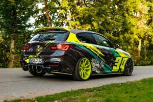 BMW F21 M140i Tuning #P34 Bodykit Karosserieteile Folierung Felgen Tieferlegung Leistungssteigerung Abgasanlage Innenraum-Verdelung