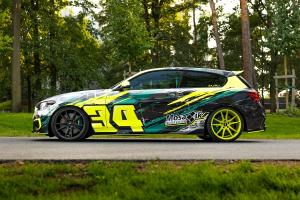 BMW F21 M140i Tuning #P34 Bodykit Karosserieteile Folierung Felgen Tieferlegung Leistungssteigerung Abgasanlage Innenraum-Verdelung