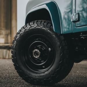 Blackbridge Motors Defender 110 Mark IV Jeep Wrangler-Chassis GM-Technik LS3-V8 Fahrwerks-Upgrades Felgen LED-Beleuchtung Innenraum-Veredelung