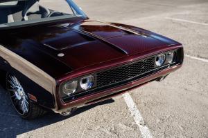 Blazin Rodz 1970 Dodge Charger Sangria HEMI Crate Engine Felgen Fahrwerk Bremsen Carbon Karosserie Innenraum USA Muscle Car Restomod