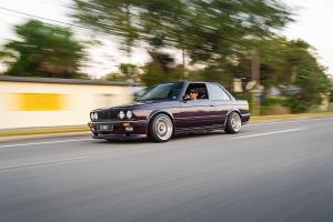 CAtuned BMW E30 332i Tuning Karosserie Bodykit Motor-Upgrade Airride Luftfahrwerk Felgen Bremsanlage Innenraum-Veredelung Soundsystem USA Kalifornien