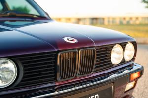 CAtuned BMW E30 332i Tuning Karosserie Bodykit Motor-Upgrade Airride Luftfahrwerk Felgen Bremsanlage Innenraum-Veredelung Soundsystem USA Kalifornien