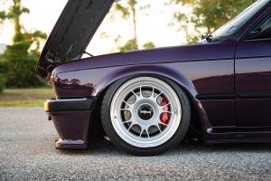 CAtuned BMW E30 332i Tuning Karosserie Bodykit Motor-Upgrade Airride Luftfahrwerk Felgen Bremsanlage Innenraum-Veredelung Soundsystem USA Kalifornien