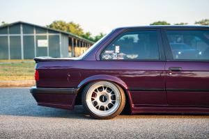 CAtuned BMW E30 332i Tuning Karosserie Bodykit Motor-Upgrade Airride Luftfahrwerk Felgen Bremsanlage Innenraum-Veredelung Soundsystem USA Kalifornien