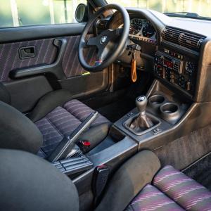 CAtuned BMW E30 332i Tuning Karosserie Bodykit Motor-Upgrade Airride Luftfahrwerk Felgen Bremsanlage Innenraum-Veredelung Soundsystem USA Kalifornien