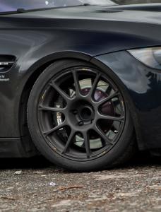 Typische Tracktool-Kombination: Upgrade-Bremsanlage hinter leichtgewichtigen Felgen mit Sportbereifung.