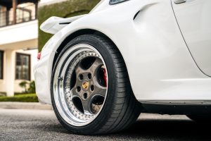 ECD Automotive Design Porsche 911 Turbo 993 Restomod Veredelung Felgen LED-Beleuchtung Motor Leistungssteigerung Getriebe Fahrwerk Bremsen Innenraum Sportwagen Ikone Coupé Project Gravette