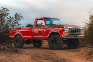 Fat Fender Garage Ford F-250 Ranger 4x4 Highboy Restomod Tuning SEMA Show 2024 Pick-up Truck Motor Fahrwerk Felgen Innenausstattung