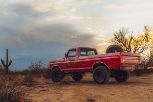 Fat Fender Garage Ford F-250 Ranger 4x4 Highboy Restomod Tuning SEMA Show 2024 Pick-up Truck Motor Fahrwerk Felgen Innenausstattung
