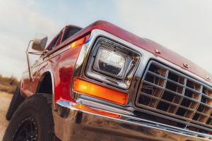 Fat Fender Garage Ford F-250 Ranger 4x4 Highboy Restomod Tuning SEMA Show 2024 Pick-up Truck Motor Fahrwerk Felgen Innenausstattung