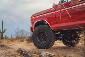 Fat Fender Garage Ford F-250 Ranger 4x4 Highboy Restomod Tuning SEMA Show 2024 Pick-up Truck Motor Fahrwerk Felgen Innenausstattung