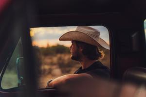 Fat Fender Garage Ford F-250 Ranger 4x4 Highboy Restomod Tuning SEMA Show 2024 Pick-up Truck Motor Fahrwerk Felgen Innenausstattung