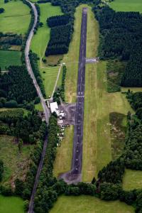 Flugplatz Meinerzhagen und Landesstraße 306 links oben angeschnitten die Wupperquellen FFSW-0912(2)